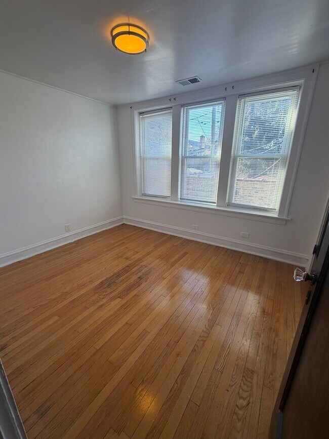 Building Photo - 7544 N Oakley Ave