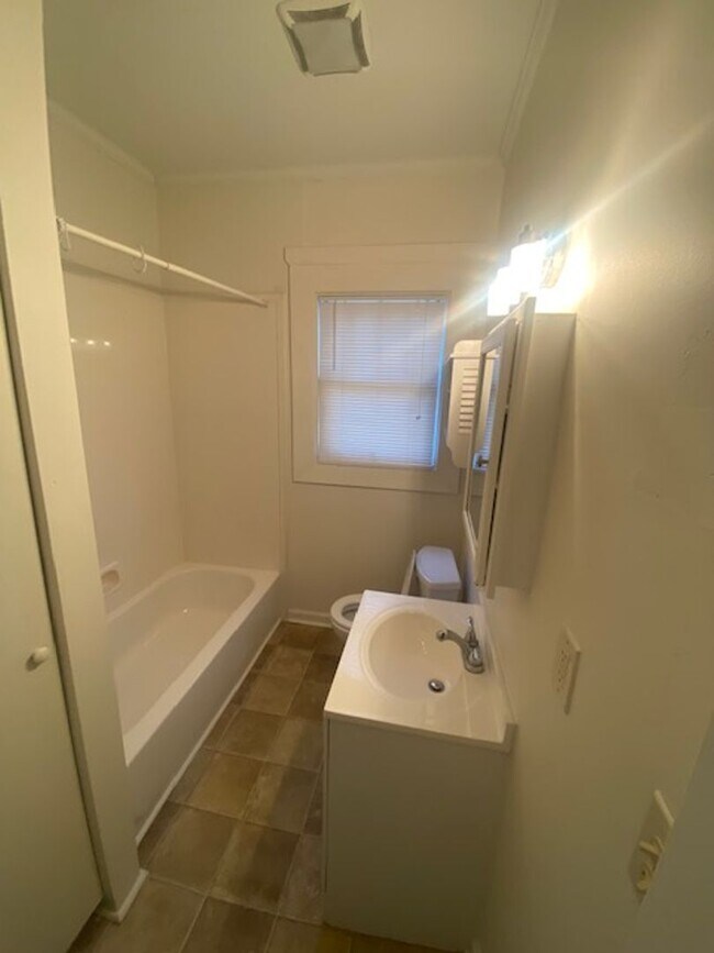 Building Photo - 109 River Park Dr