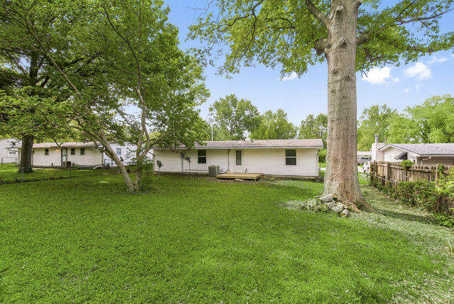 Building Photo - Freshly Renovated Ranch Style Home!!