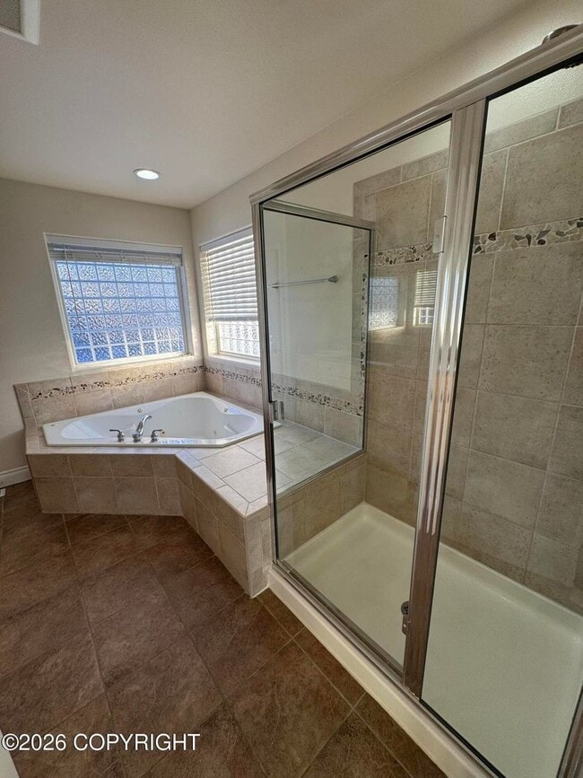 Building Photo - Stunning home in Goldenview