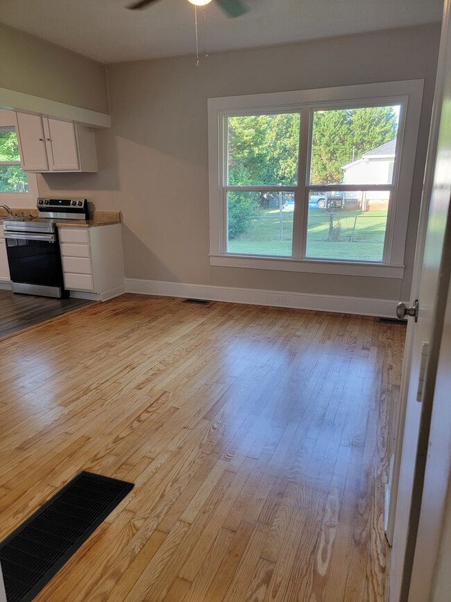 Building Photo - Complete remodeled 3 bedroom 1 1/2 bath home in Belmont!!