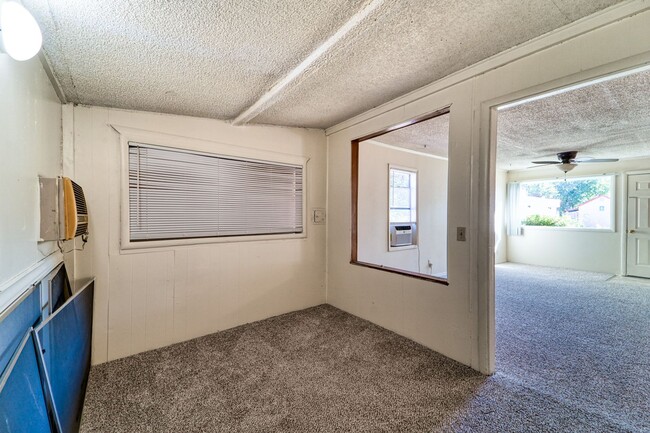 Building Photo - 1 bedroom 1 bath 900 sq ft home located in...