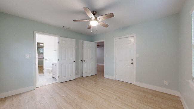 Building Photo - 214 15th Ave W