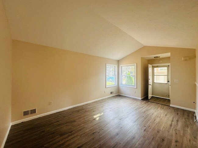 Building Photo - MOVE-IN READY !! BEAUTIFULLY  PROPERTY WIT...