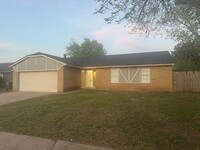 Building Photo - House in Moore!