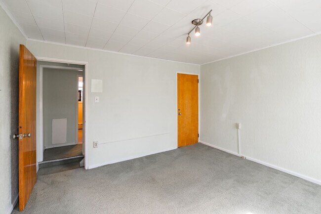 Building Photo - Charming South Philadelphia Home
