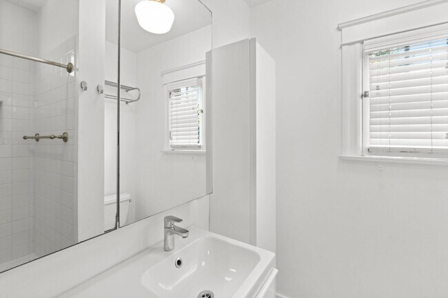 Building Photo - Adorable 1 bed / 1 bath Stand-Alone Bungalow in the Heart of Echo Park with Laundry & Parking