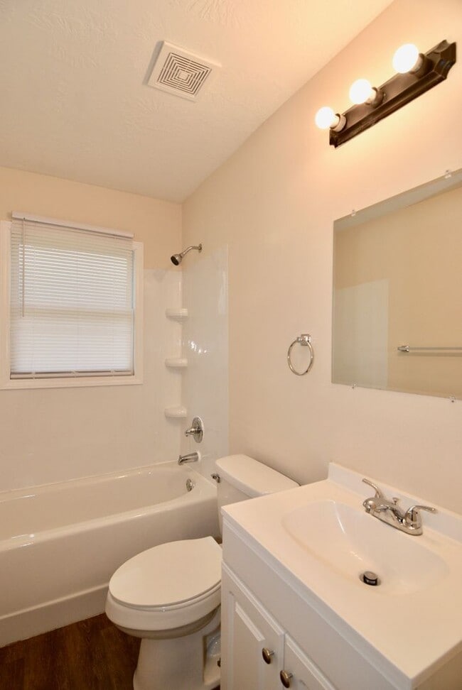 Building Photo - $1025 - 2 bed/1 bath house for rent off Mi...
