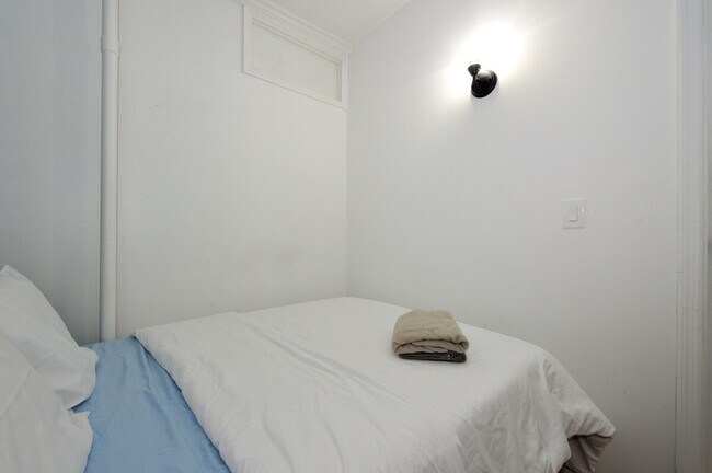 Building Photo - 400 W 41st St