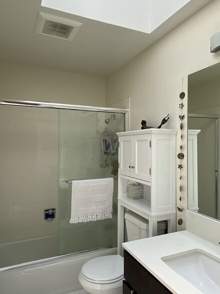 2nd bathroom with tub/shower - 1998 Pacific Ave