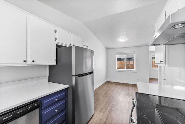 Building Photo - Beautifully Renovated 3-Bedroom Home in Qu...