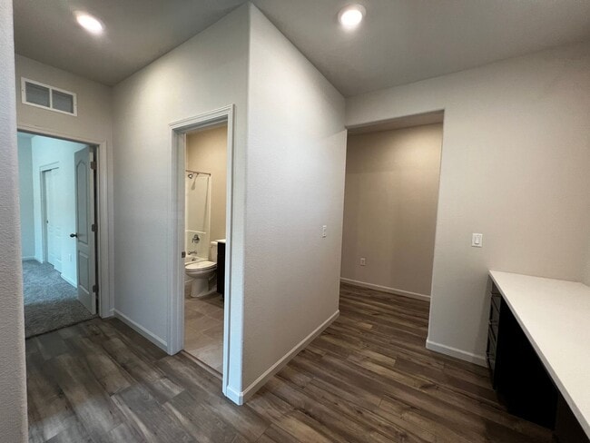 Building Photo - 2035 Greenbriar Dr