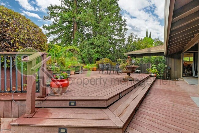 Building Photo - 9635 Oak Leaf Way