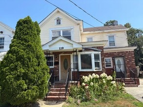 Building Photo - Large 5 Bedroom 2 Bathroom Single Family H...