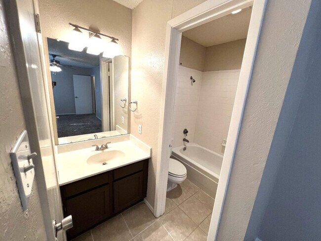 Building Photo - 8633 Knoxville Dr
