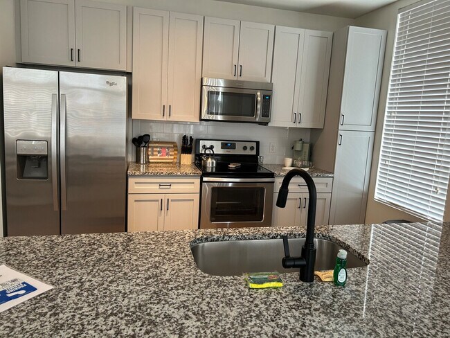 Building Photo - 401 W Trade St