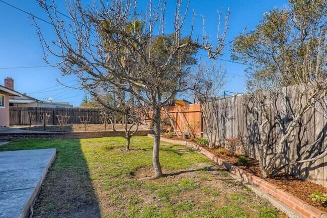 Building Photo - NICE HOME IN SACRAMENTO!!
