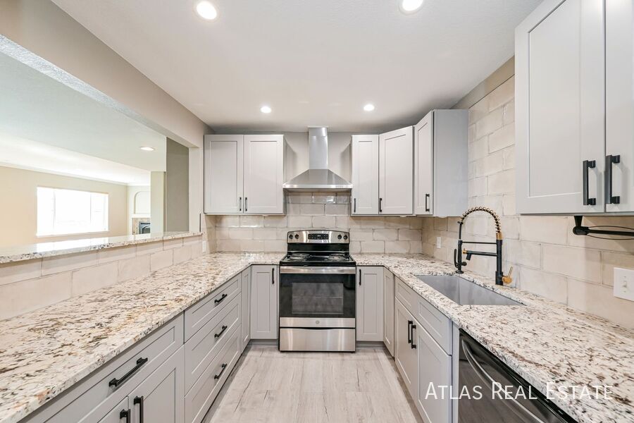 Building Photo - 6242 S Oak Hill Ct