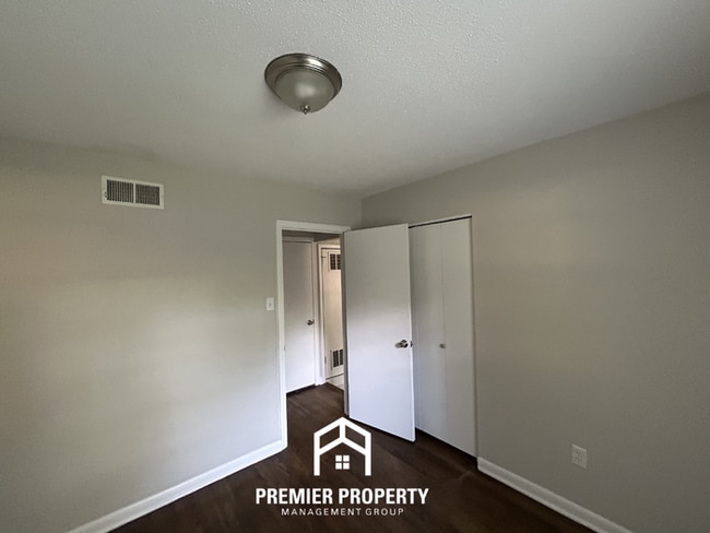Building Photo - Unique 4BR/2BA Southaven Home | Hardwood Vaulted Sunroom & Fenced Yard
