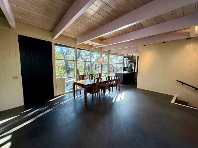 Building Photo - Unique 2 bedroom 2 bath home in Pacific Grove!