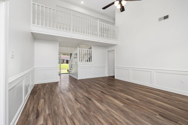 Building Photo - 3 Bedroom, 2 bath with a bonus room near B...