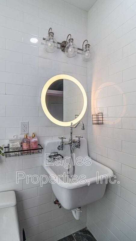 Building Photo - 512 N Pineview Ave