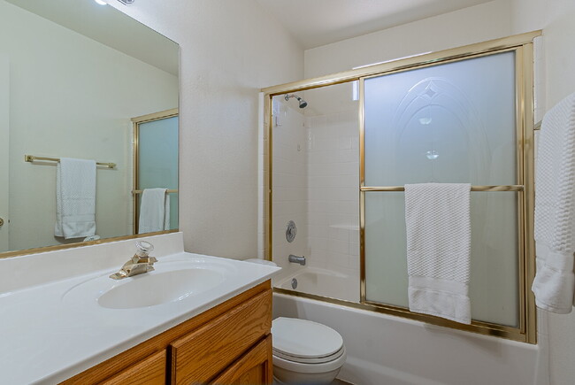 Building Photo - "Well Maintained 2-Bedroom, 2 Bathroom hom...