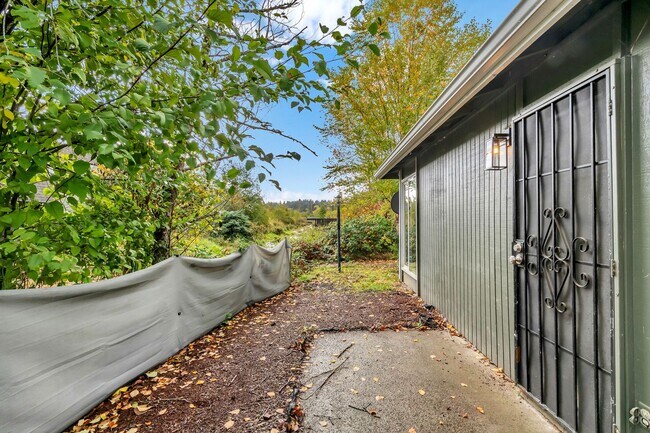 Building Photo - 1628-1628 Madras St SE