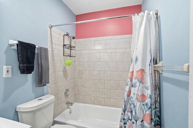 Building Photo - 1220 Louden St