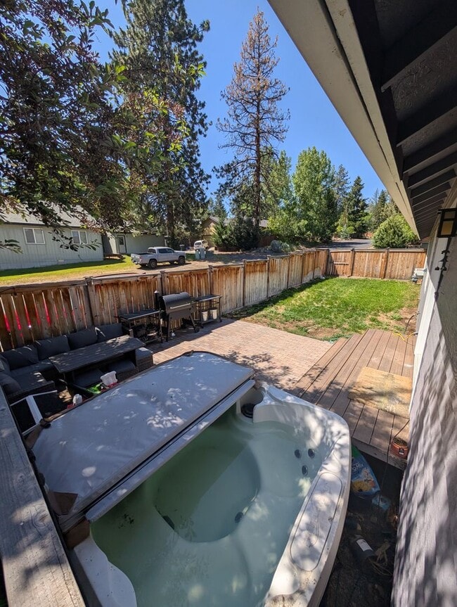 Building Photo - Beautifully Remodeled 3 Bed/2 Bath on Bend...