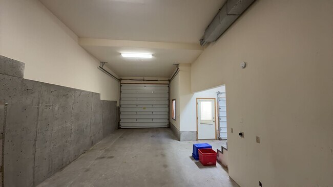 Building Photo - 3405 SW Hillcrest Dr
