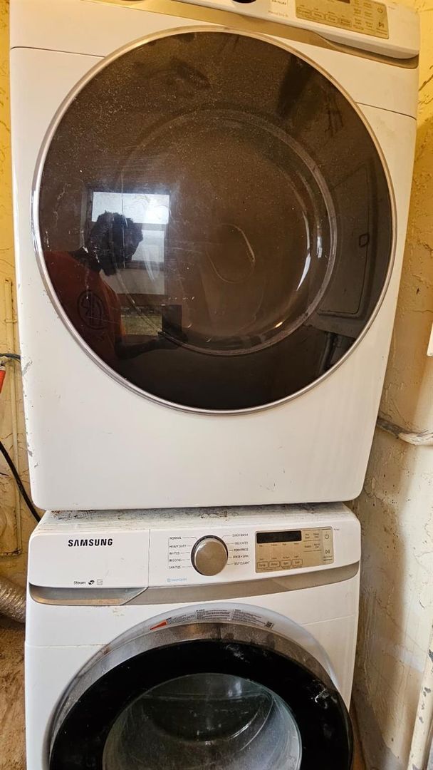 Building Photo - 3056 Riverside Dr