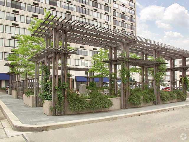 Primary Photo - 2400 Chestnut St