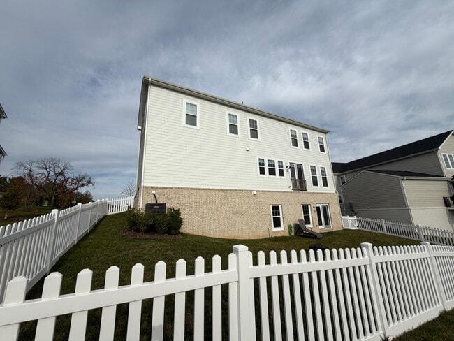 Building Photo - 5105 Carters Xing Ave