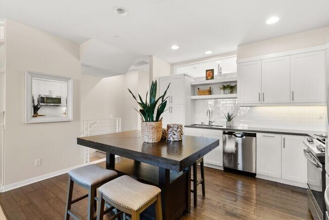 Building Photo - Superior Point