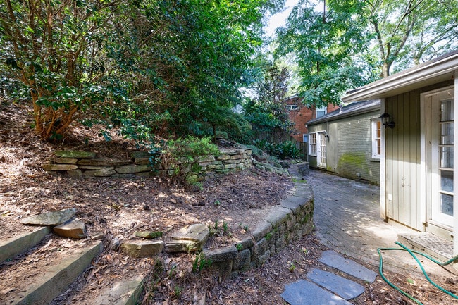 Building Photo - 2311 Pembrook Pl NE