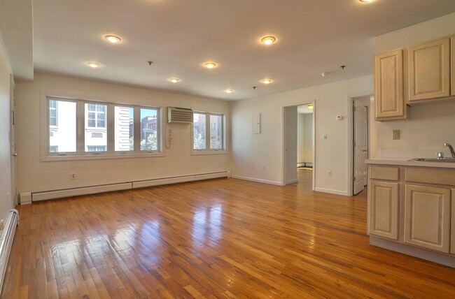 Building Photo - 632 Adams St