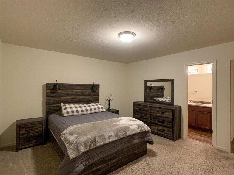 Building Photo - 391 Ariel Dr