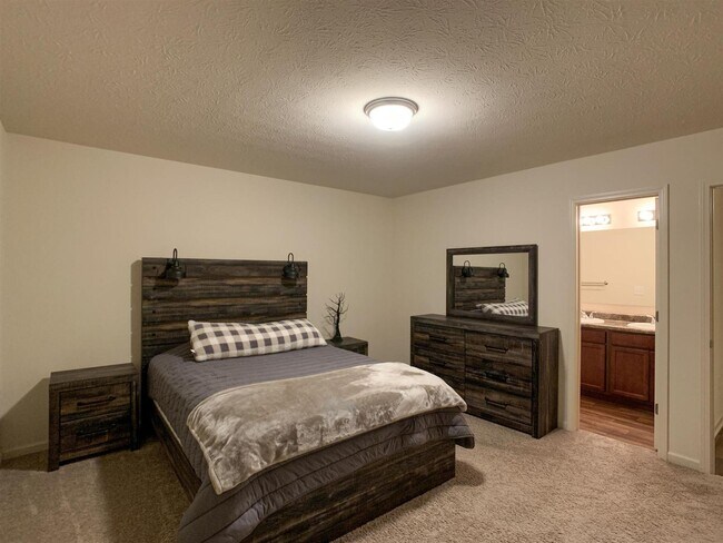 Building Photo - 391 Ariel Dr