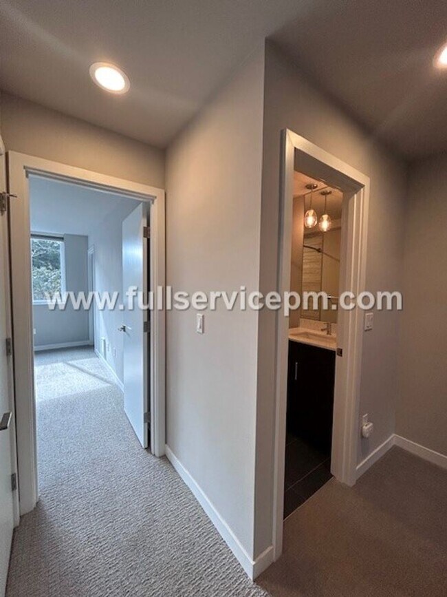 Building Photo - Contemporary 3 BD Mt. Baker Townhome! Location!!