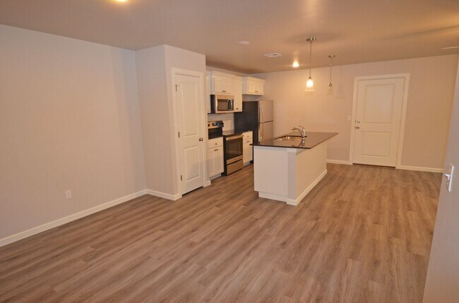 Building Photo - 3 Bed 2 Bath 2 Car Duplex in Chisholm Cree...