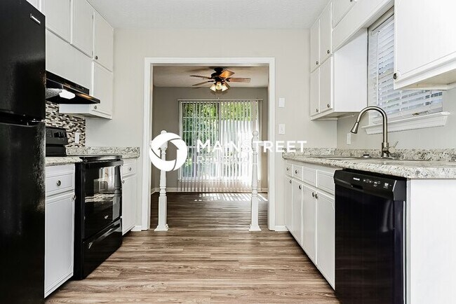Building Photo - 3 Bedroom Pet-Friendly Home in Riverdale, GA with Main Street Renewal