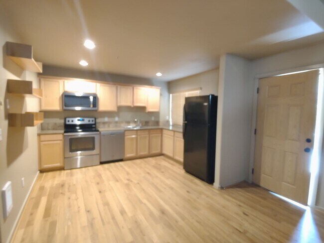 Building Photo - NW 3x2 townhome with primary bedroom on the main level