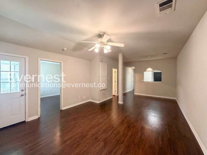 Building Photo - 1011 Iola Dr
