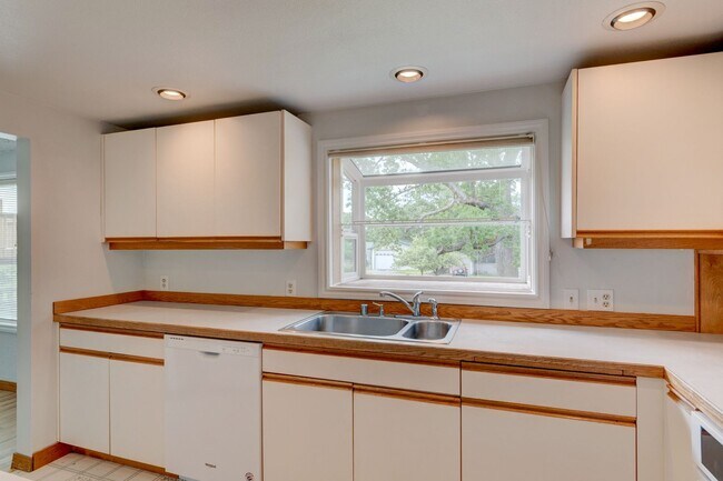 Building Photo - 3 Bedroom 2 Bath Home near Heart of Oak Ha...