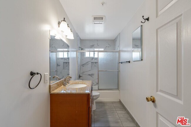 Building Photo - 2018 Hillcrest Dr