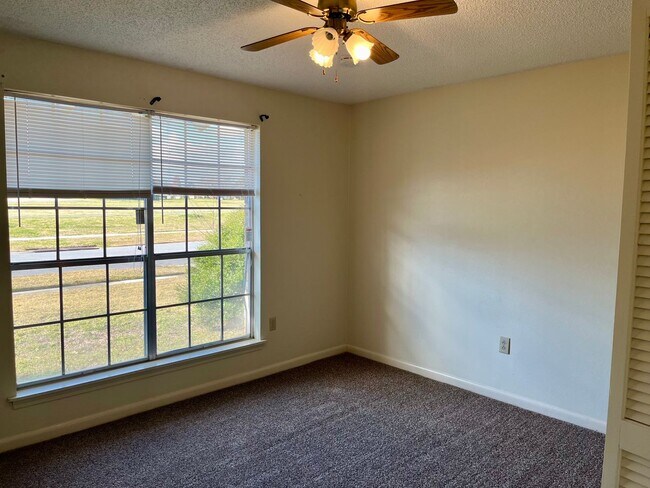 Building Photo - Great location! — Bluebonnet, Jefferson, and I-10 Area.
