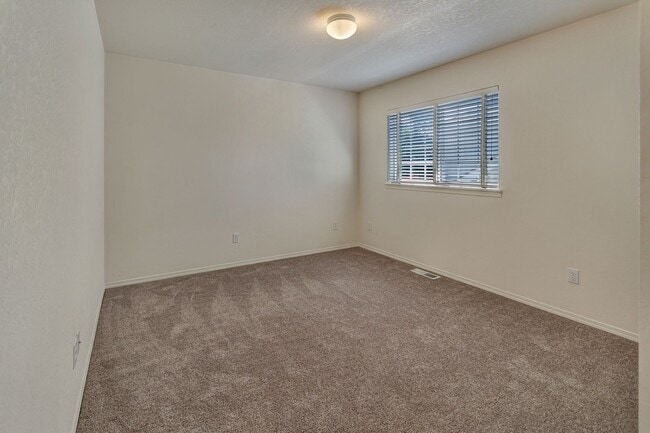 Building Photo - Must see! Spacious 3bd 2bath Ready for Imm...