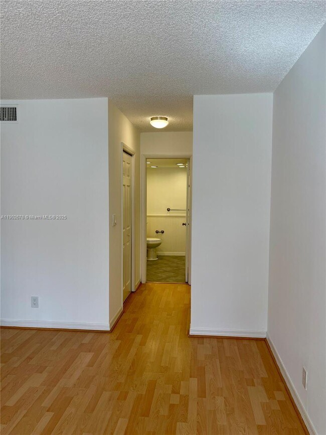 Building Photo - 200 Lakeview Dr