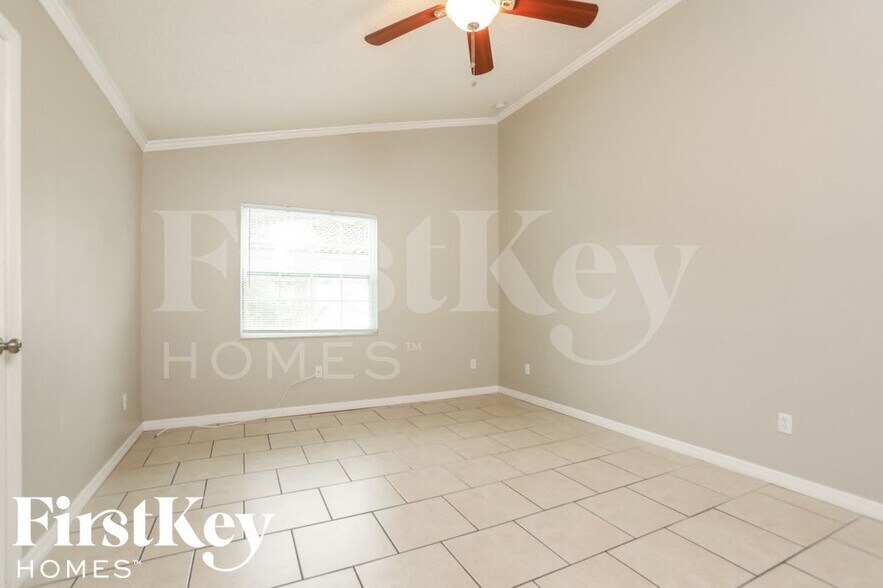 Building Photo - 2045 Houndslake Dr